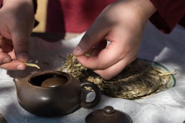 Ahşap zemin üzerinde kilden yapılmış seramik kaseler..