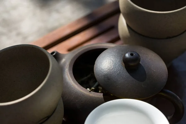 Çin Çay Seremonisi Balçıktan Yapılmış Seramik Çaydanlık Ahşap Bir Arka — Stok fotoğraf