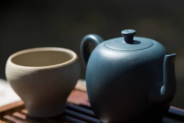 Chinese Tea Ceremony Ceramic Teapot Made Clay Bowls Wooden Background — Stock Photo, Image