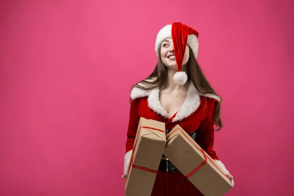 Mulher Bonita Traje Papai Noel Contra Fundo Vermelho — Fotografia de Stock