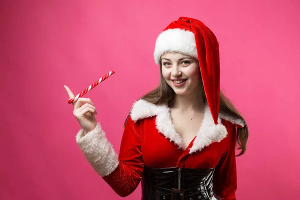 Mulher Bonita Traje Papai Noel Contra Fundo Vermelho — Fotografia de Stock