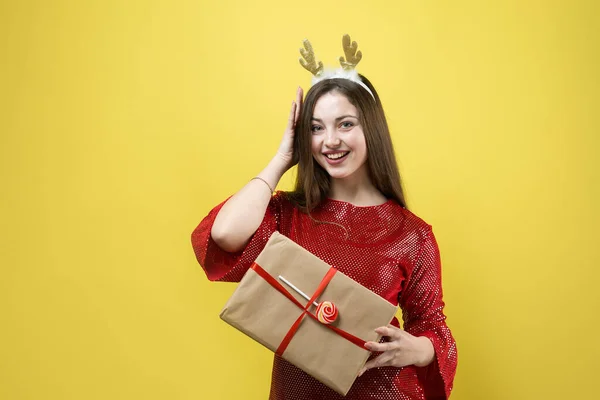 Une Fille Dans Une Robe Rouge Avec Cadeau Sur Fond — Photo