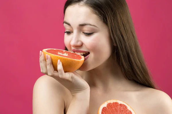 Retrato Uma Menina Atraente Segurando Uma Fatia Fatiada Toranja — Fotografia de Stock