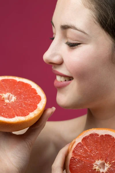 Egy Vonzó Lány Portréja Aki Egy Szelet Grapefruitot Tart — Stock Fotó