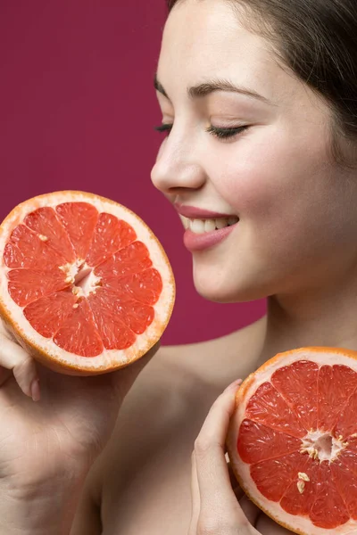 Egy Vonzó Lány Portréja Aki Egy Szelet Grapefruitot Tart — Stock Fotó