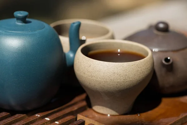 Chinese Tea Ceremony Ceramic Teapot Made Clay Bowls Wooden Background — Stock Photo, Image