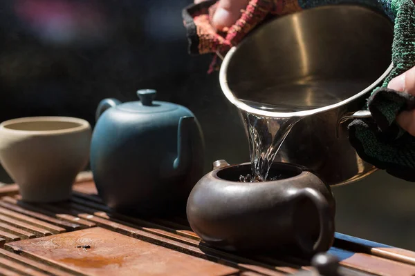 Chinesische Teezeremonie Keramische Teekanne Aus Ton Und Schalen Auf Einem — Stockfoto