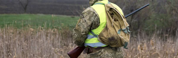 Silhouette Chasseur Avec Une Arme Dans Les Roseaux Contre Soleil — Photo