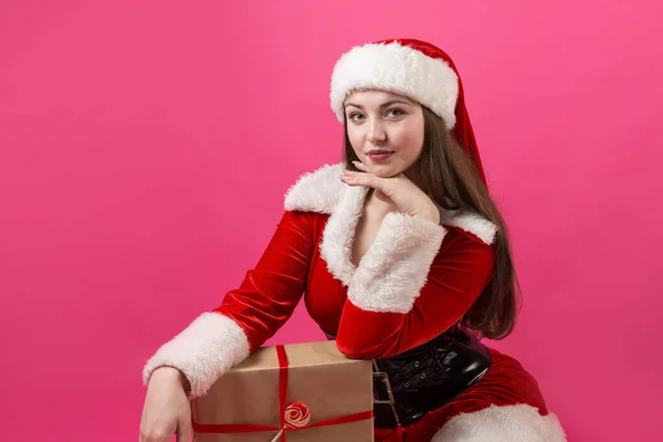 Schöne Junge Frau Weihnachtsmannkostüm Vor Rotem Hintergrund — Stockfoto