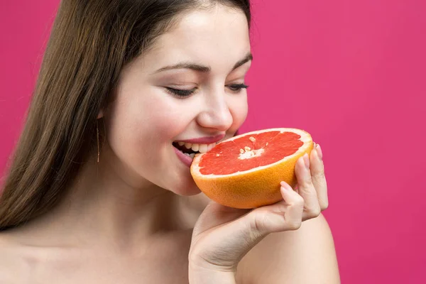 Mosolygó Grapefruittal Félbevágva — Stock Fotó