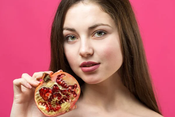 Usmívající Žena Grapefruitem Nakrájeným Půl Ovoce Ruce — Stock fotografie