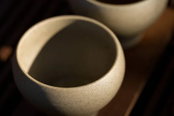 木の背景に土製の陶器製の茶碗 — ストック写真