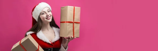 Bella Giovane Donna Costume Babbo Natale Sullo Sfondo Rosso — Foto Stock