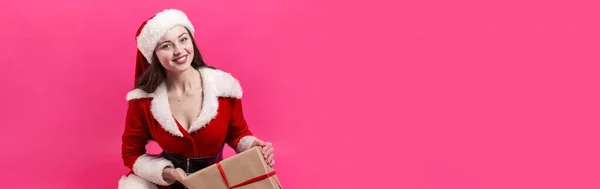 Gyönyörű Szexi Télapó Jelmezben Lány Karácsonyi Ajándékokat Tart — Stock Fotó