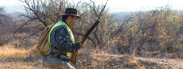 Hombre Cazador Campo Rural Con Escopeta Mochila Durante Temporada Caza — Foto de Stock