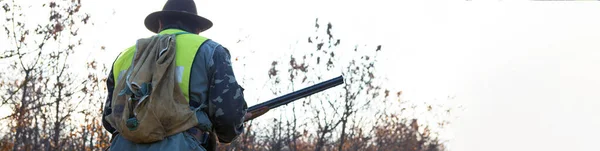 Hunter Człowiek Wsi Strzelbą Plecakiem Podczas Sezonu Łowieckiego — Zdjęcie stockowe