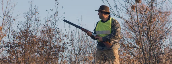 Uomo Cacciatore Campo Rurale Con Fucile Zaino Durante Stagione Caccia — Foto Stock