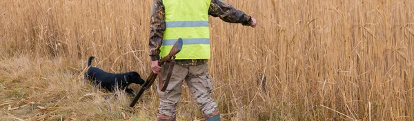 Jagdzeit Herbstzeit Ein Jäger Mit Jagdgewehr Und Jagdform Zur Jagd — Stockfoto