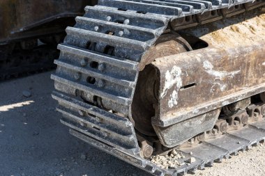 Bir maden ocağında büyük bir kazıcının izlerinin yakın çekimi..