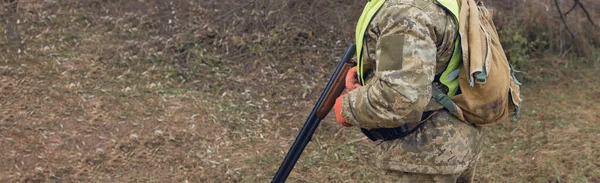 Hunter Férfi Vidéki Területen Shotgun Hátizsák Vadászidény Alatt — Stock Fotó