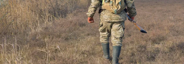 Homem Caçador Campo Rural Com Espingarda Mochila Durante Temporada Caça — Fotografia de Stock