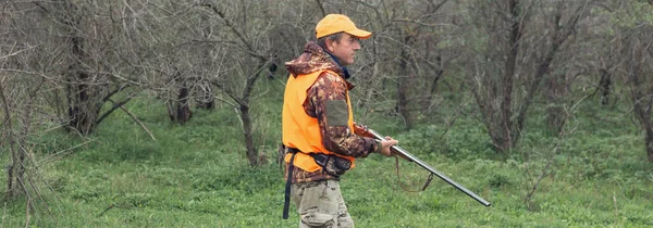 Avlanma Sezonunda Tüfeği Sırt Çantasıyla Kırsal Alanda Avcı — Stok fotoğraf