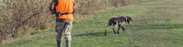 Hunter Férfi Vidéki Területen Shotgun Hátizsák Vadászidény Alatt — Stock Fotó