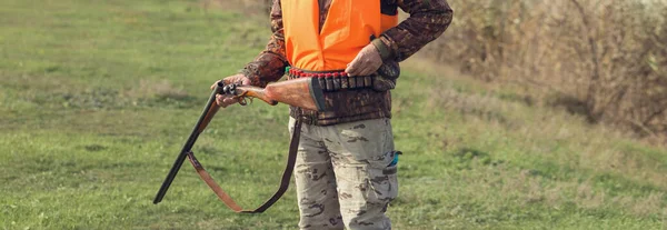 Homem Caçador Campo Rural Com Espingarda Mochila Durante Temporada Caça — Fotografia de Stock