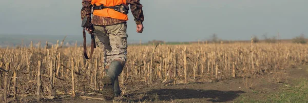 Jäger Ländlichem Bereich Mit Schrotflinte Und Rucksack Während Der Jagdsaison — Stockfoto