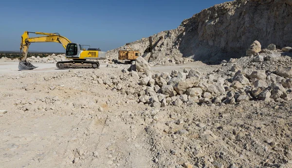 Uma Grande Escavadora Amarela Está Minando Rocha Uma Pedreira — Fotografia de Stock