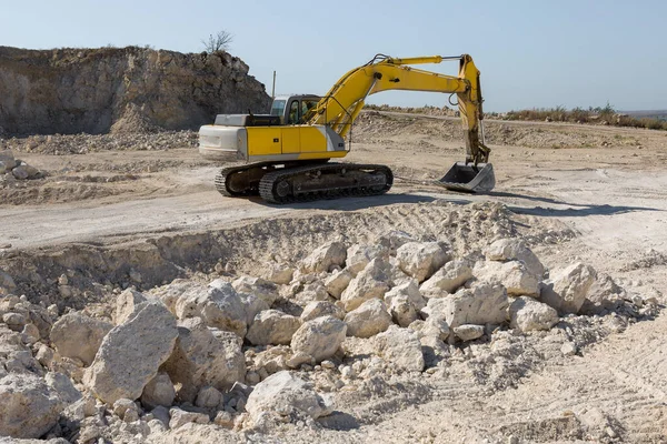 Una Gran Excavadora Orugas Amarillas Está Minando Roca Una Cantera — Foto de Stock