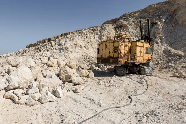 Een Grote Geelspoor Graafmachine Mijnbouwsteen Een Steengroeve — Stockfoto