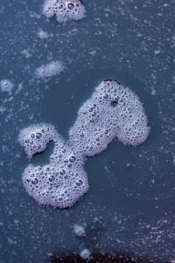 Üzüm suyu sonbahar hasadı sırasında kapanıyor. Geleneksel şarap yapma tekniği. Üzüm filtreleme.