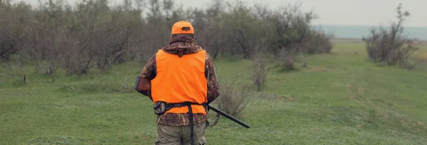 Avlanma Sezonunda Tüfeği Sırt Çantasıyla Kırsal Alanda Avcı — Stok fotoğraf