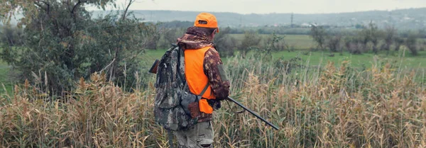 Homem Caçador Campo Rural Com Espingarda Mochila Durante Temporada Caça — Fotografia de Stock