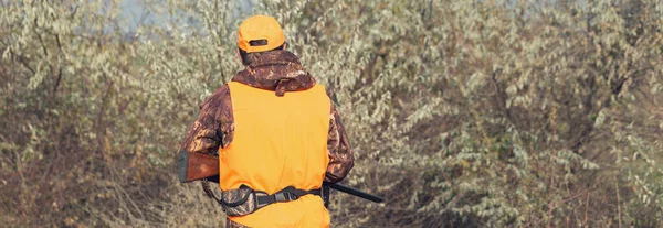 Homem Caçador Campo Rural Com Espingarda Mochila Durante Temporada Caça — Fotografia de Stock