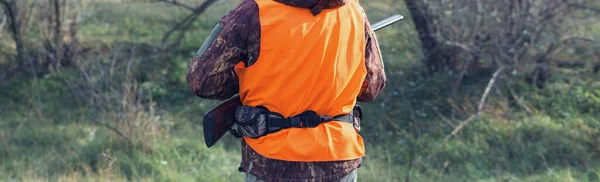 Homem Caçador Campo Rural Com Espingarda Mochila Durante Temporada Caça — Fotografia de Stock