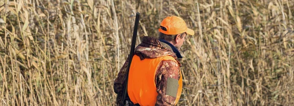 Hunter Człowiek Wsi Strzelbą Plecakiem Podczas Sezonu Łowieckiego — Zdjęcie stockowe