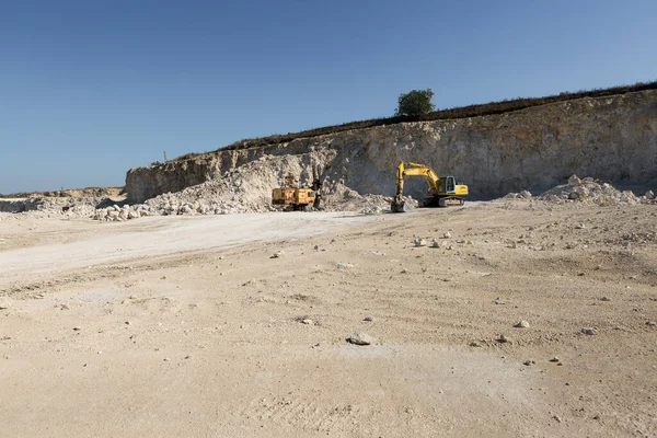 Uma Grande Escavadora Amarela Está Minando Rocha Uma Pedreira — Fotografia de Stock