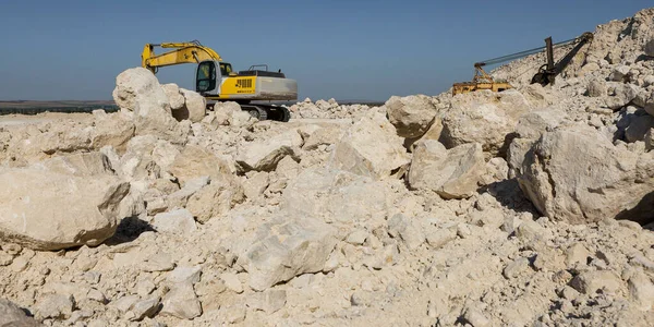 Een Grote Geelspoor Graafmachine Mijnbouwsteen Een Steengroeve — Stockfoto