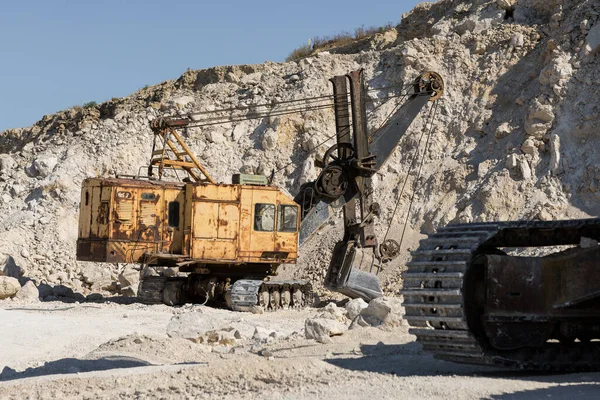 Una Gran Excavadora Orugas Amarillas Está Minando Roca Una Cantera — Foto de Stock