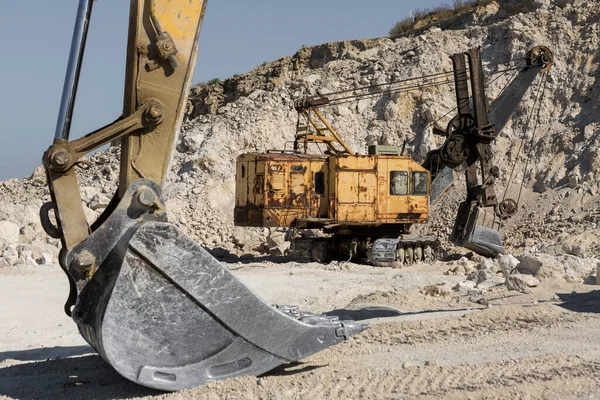 Een Grote Geelspoor Graafmachine Mijnbouwsteen Een Steengroeve — Stockfoto