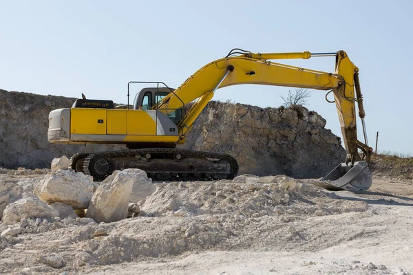 Een Grote Geelspoor Graafmachine Mijnbouwsteen Een Steengroeve — Stockfoto