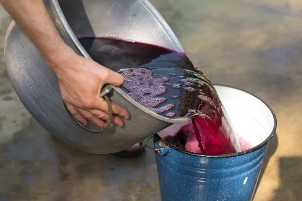 Vigneron Verse Jus Raisin Pour Transport Barriques — Photo