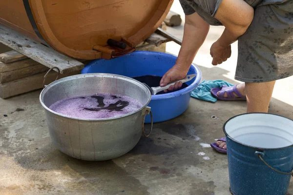 Vigneron Verse Jus Raisin Pour Transport Barriques — Photo