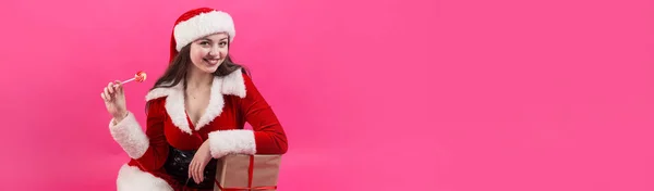 Gyönyörű Szexi Télapó Jelmezben Lány Karácsonyi Ajándékokat Tart — Stock Fotó