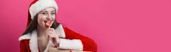 Belle Jeune Femme Costume Père Noël Sur Fond Rouge — Photo