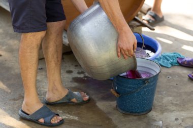 Şarap üreticisi varillere taşınmak için üzüm suyu döker..