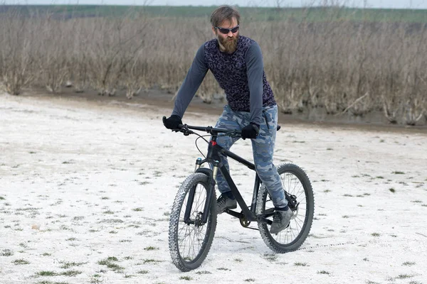 Deportivo Tipo Barbudo Brutal Una Bicicleta Montaña Moderna Ciclista Lugar —  Fotos de Stock