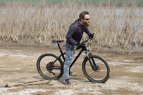 Sport Brutaler Bärtiger Typ Auf Einem Modernen Mountainbike Ein Radfahrer — Stockfoto